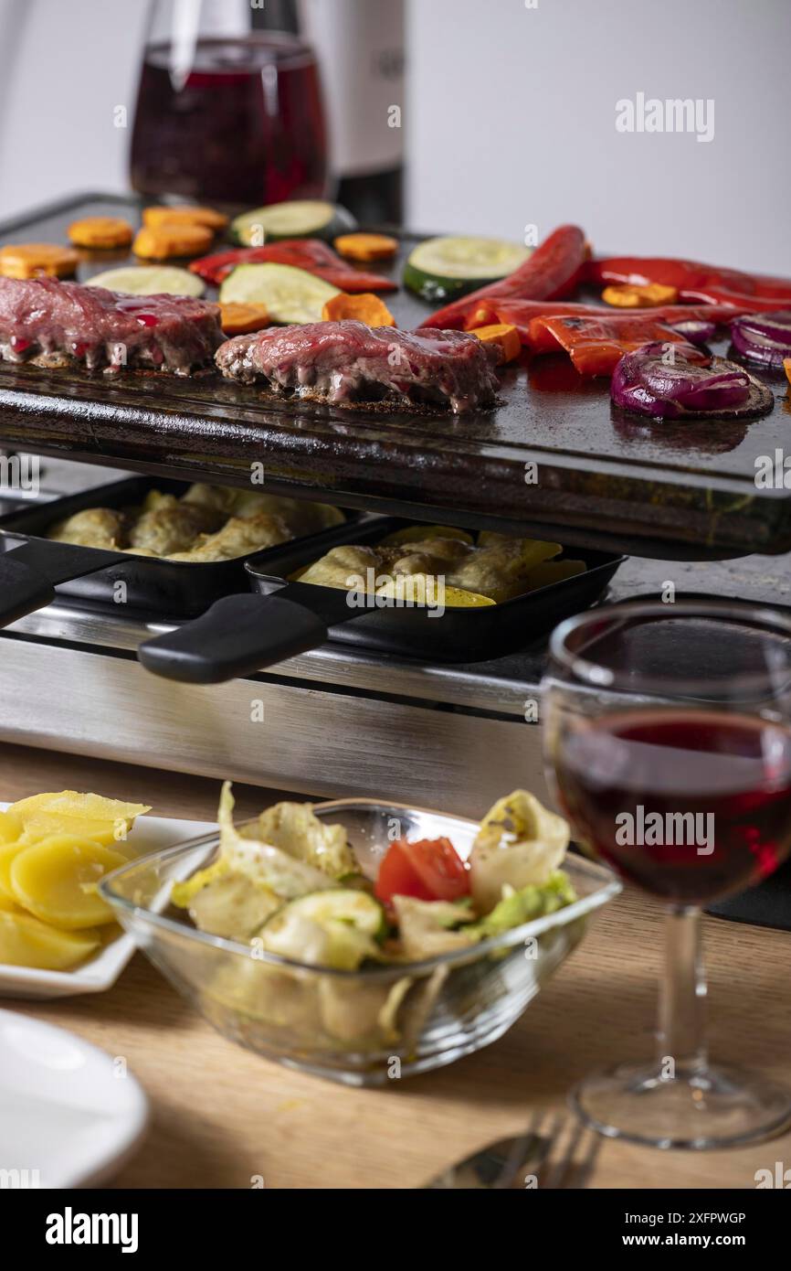 Raclette svizzera con carne e verdure Foto Stock