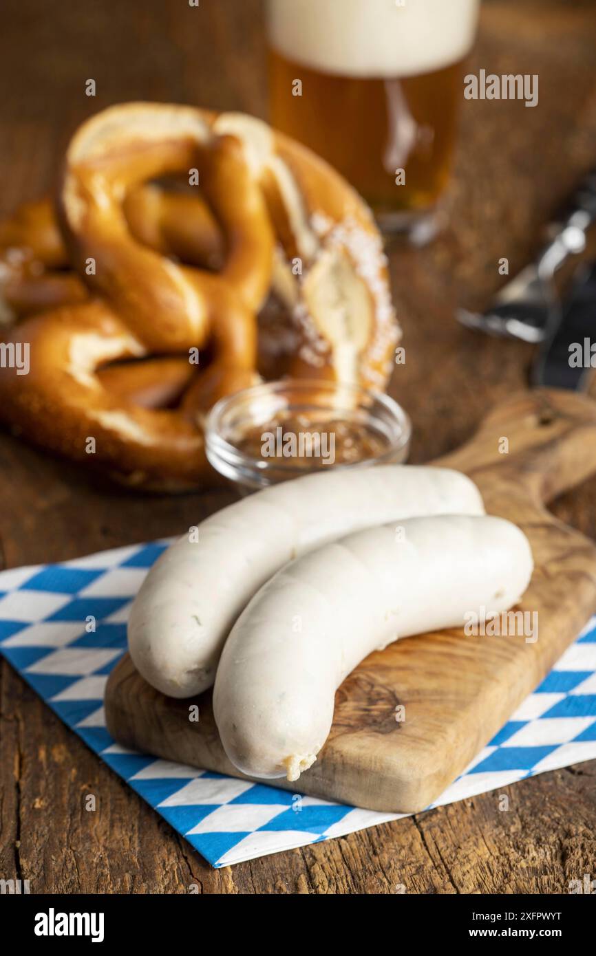 Due salsicce di vitello bavaresi su legno Foto Stock