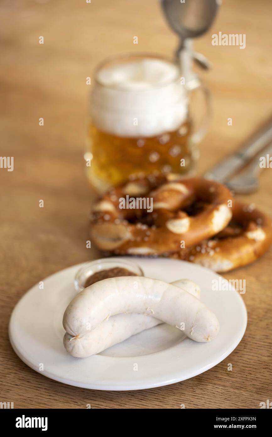 Salsicce di vitello bavaresi su legno Foto Stock