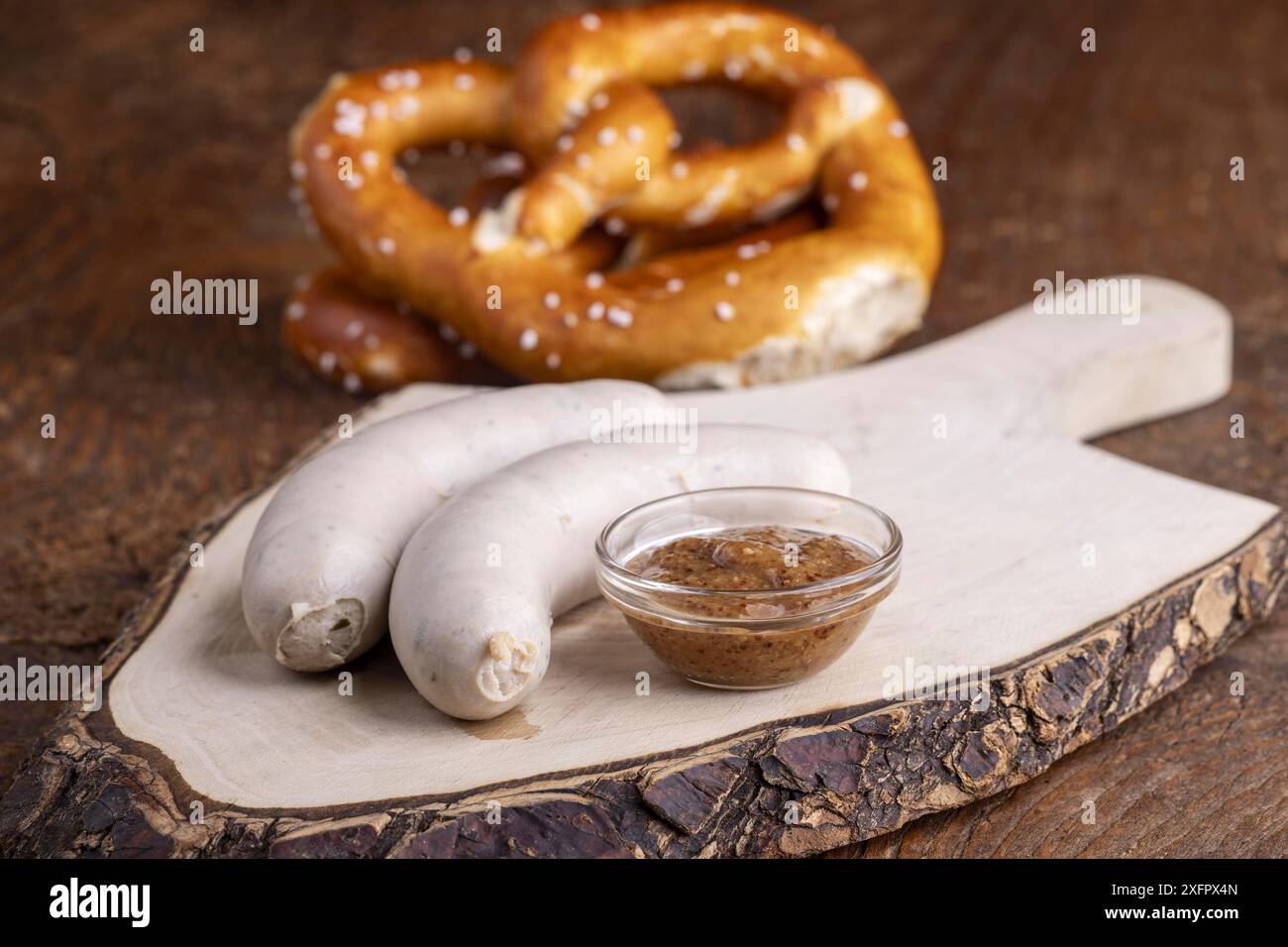 Salsicce di vitello bavaresi su legno Foto Stock