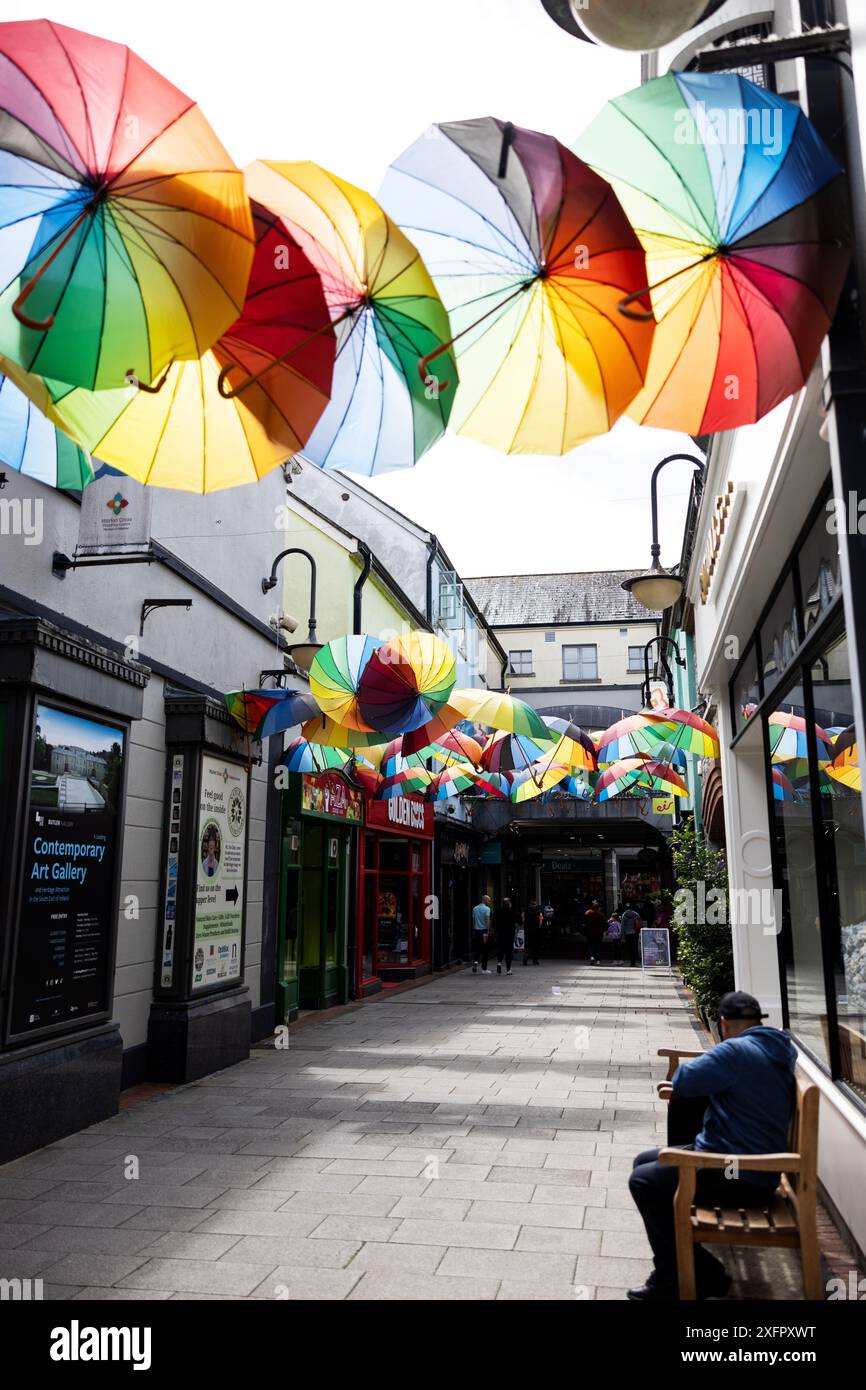 Un'installazione di ombrelli presso il Market Cross Shopping Centre in High Street a Kilkenny, Irlanda. Foto Stock