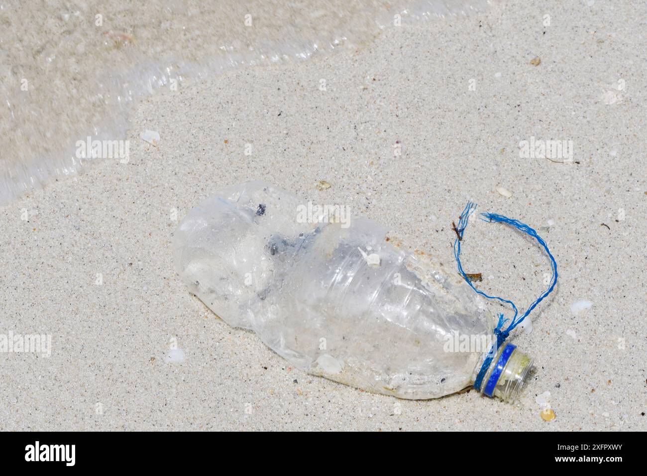 Bottiglia di plastica gettata in mare e lavata a terra, Triton Bay, nuova Guinea continentale, Papua occidentale, nuova Guinea indonesiana Foto Stock