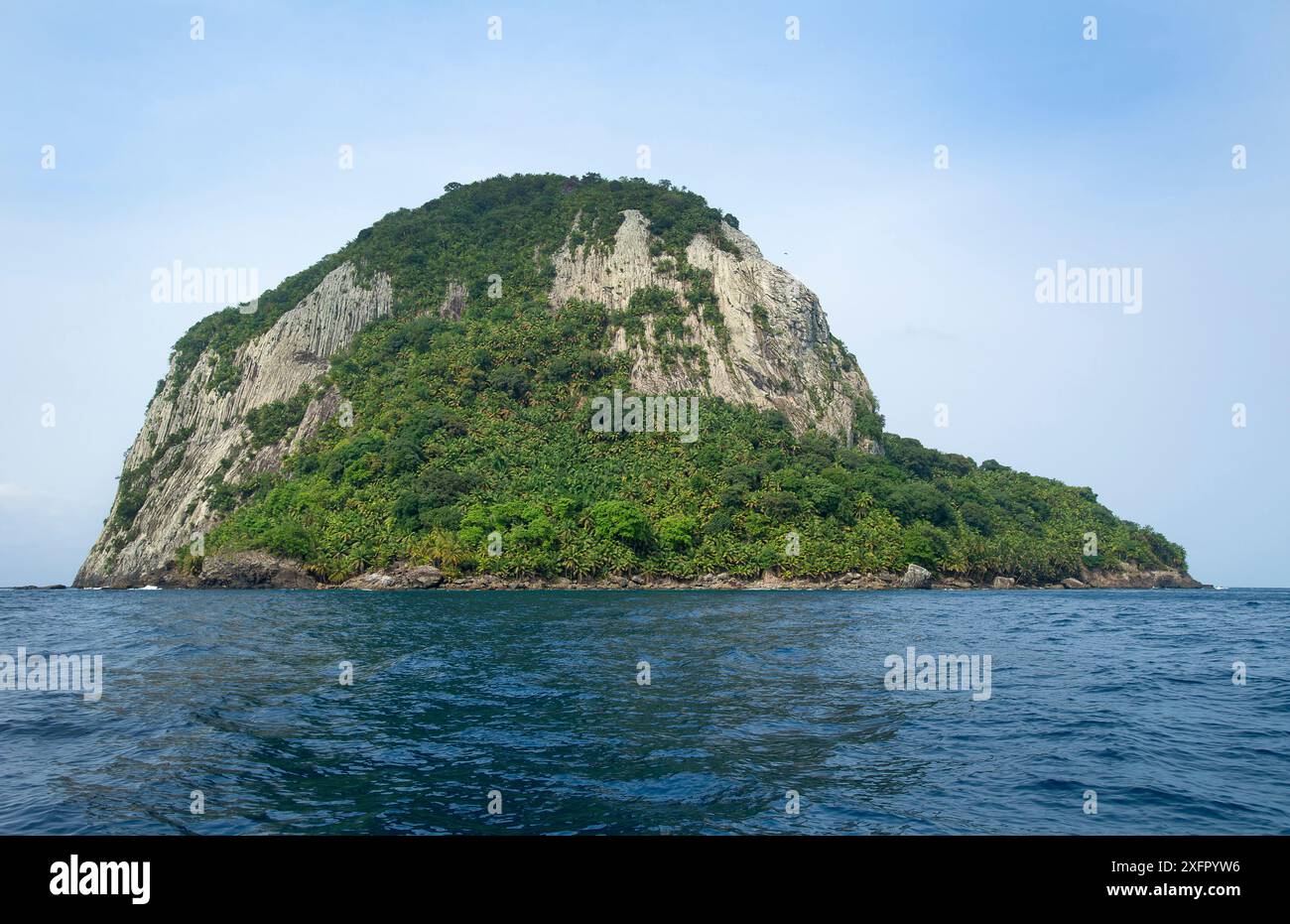 Isola di Jockey Cap al largo della costa dell'Isola Principe riserva della Biosfera UNESCO, Repubblica Democratica di Sao Tome e Principe, Golfo di Guinea. Foto Stock