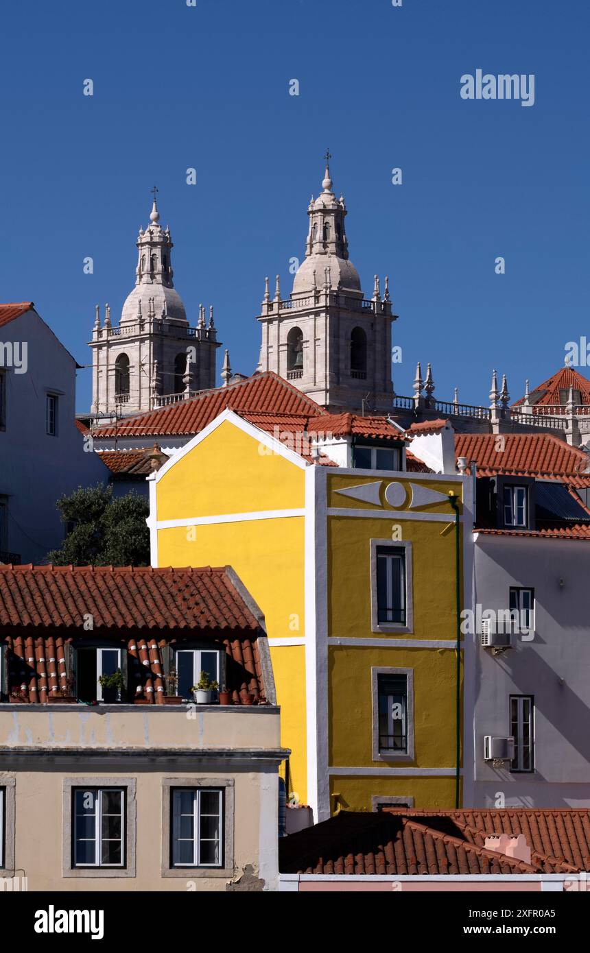 Vista dal punto panoramico Miradouro de Santa Luzia, chiesa Igreja de Santo Estevao, vista della città, Alfama, Lisbona, Portogallo Foto Stock