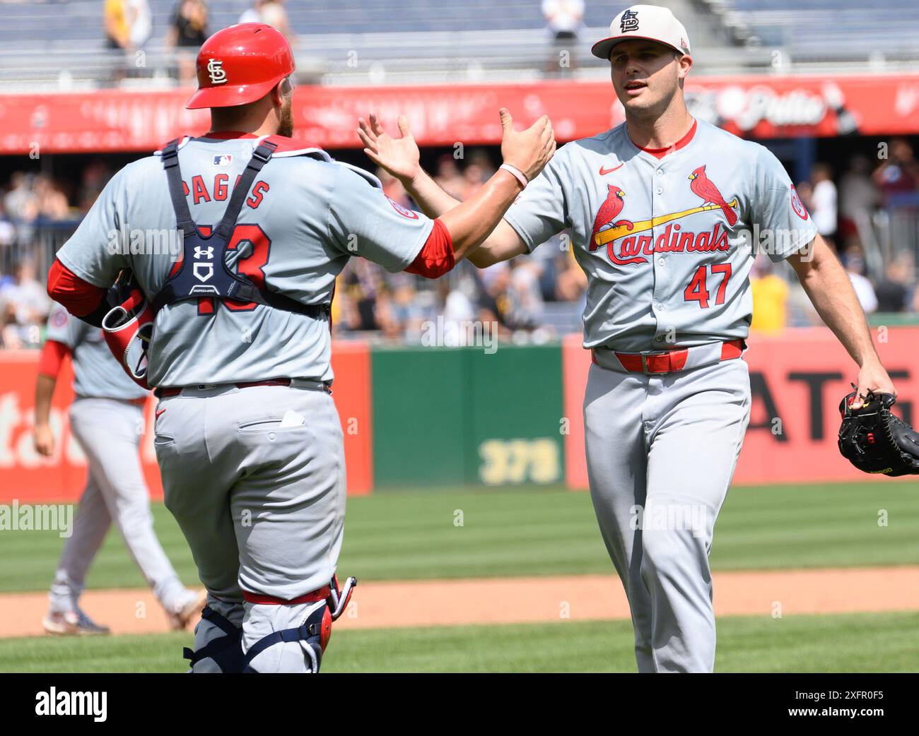 Pittsburgh, Stati Uniti. 4 luglio 2024. Il ricevitore dei St. Louis Cardinals Pedro Pagés (43) si congratula con il lanciatore dei St. Louis Cardinals John King (47) dopo aver chiuso il decimo inning della vittoria dei Cardinals 3-2 contro i Pittsburgh Pirates al PNC Park giovedì 4 luglio 2024 a Pittsburgh. Foto di Archie Carpenter/UPI credito: UPI/Alamy Live News Foto Stock