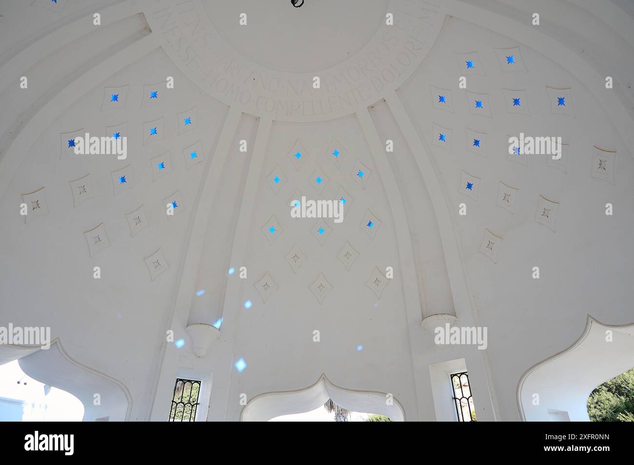 Tetto interno bianco a forma di cupola con motivi traslucidi e fori decorativi, sorgenti termali, bagni termali, bagni termali di Kallithea, Kallithea Foto Stock
