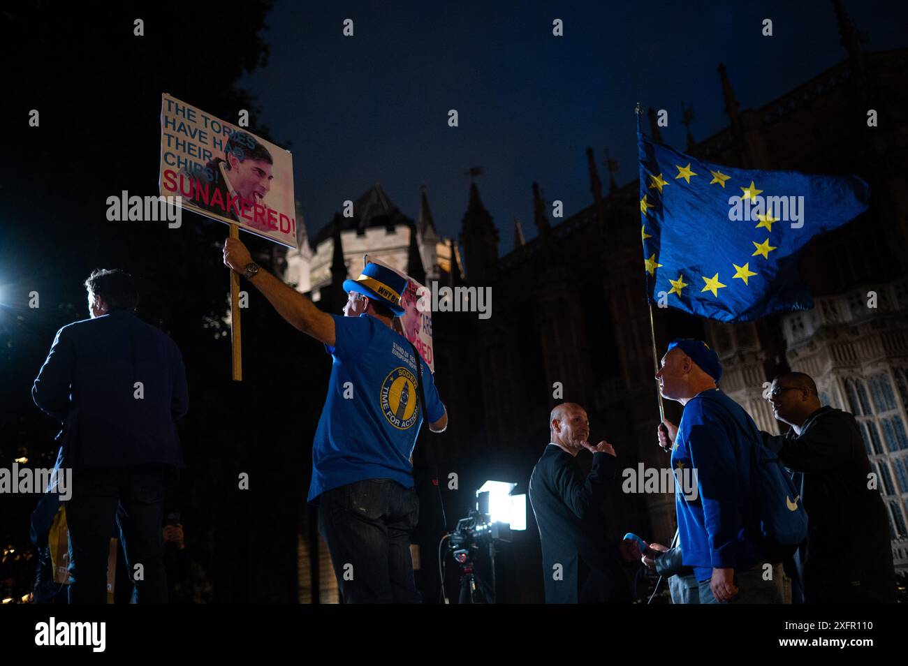 Londra, Regno Unito. 4 luglio 2024. Un membro del pubblico con un cartello che dice “i Tories hanno avuto le loro PATATINE! SUNAKERED!” Secondo il sondaggio di uscita, i laburisti si stanno dirigendo verso una vittoria schiacciante alle elezioni generali del Regno Unito. Crediti: David Tramontan / Alamy Live News Foto Stock