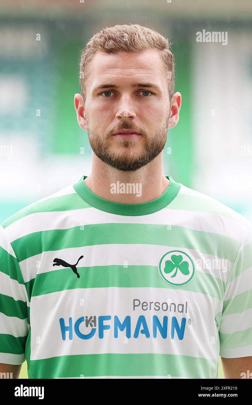 4 luglio 2024, Baviera, Fürth: Calcio: Bundesliga 2, Mediaday SpVgg Greuther Fürth, Dennis Srbeny. Foto: Daniel Löb/dpa - NOTA IMPORTANTE: In conformità con le normative della DFL German Football League e della DFB German Football Association, è vietato utilizzare o far utilizzare fotografie scattate nello stadio e/o della partita sotto forma di immagini sequenziali e/o serie di foto video. Foto Stock