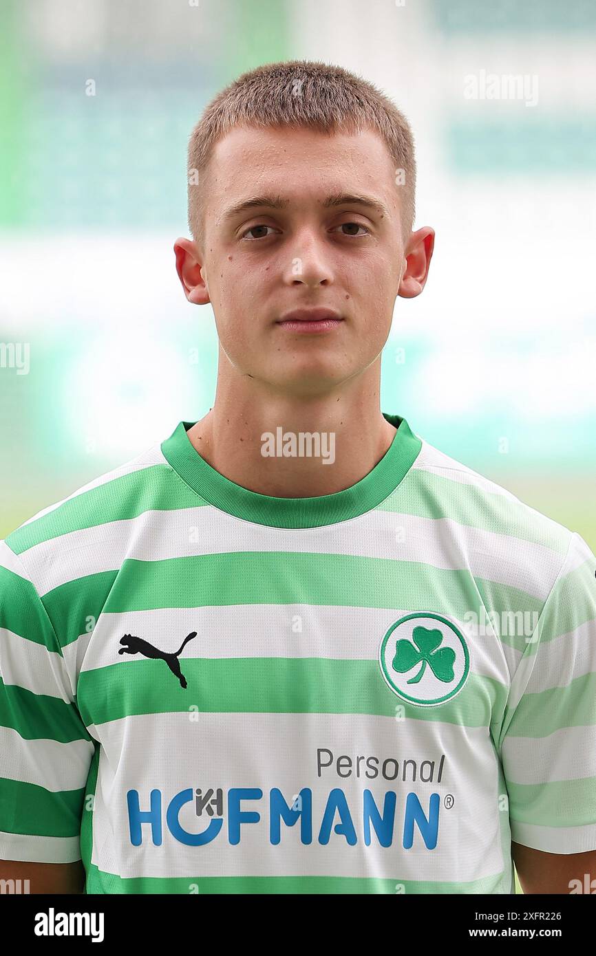 4 luglio 2024, Baviera, Fürth: Calcio: Bundesliga 2, Mediaday SpVgg Greuther Fürth, Denis Pfaffenrot. Foto: Daniel Löb/dpa - NOTA IMPORTANTE: In conformità con le normative della DFL German Football League e della DFB German Football Association, è vietato utilizzare o far utilizzare fotografie scattate nello stadio e/o della partita sotto forma di immagini sequenziali e/o serie di foto video. Foto Stock