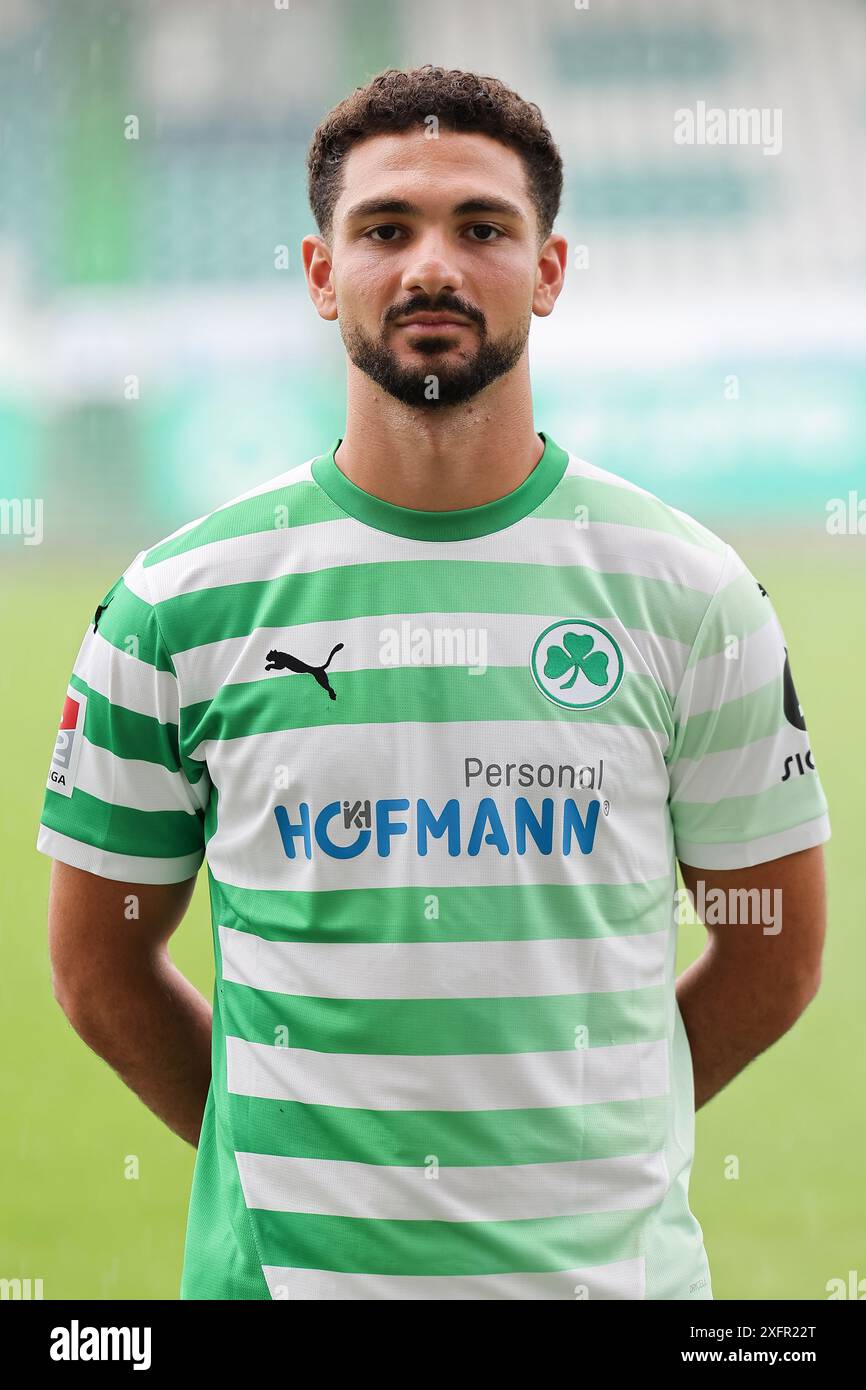 4 luglio 2024, Baviera, Fürth: Calcio: Bundesliga 2, Mediaday SpVgg Greuther Fürth, Kerim Calhanoglu. Foto: Daniel Löb/dpa - NOTA IMPORTANTE: In conformità con le normative della DFL German Football League e della DFB German Football Association, è vietato utilizzare o far utilizzare fotografie scattate nello stadio e/o della partita sotto forma di immagini sequenziali e/o serie di foto video. Foto Stock