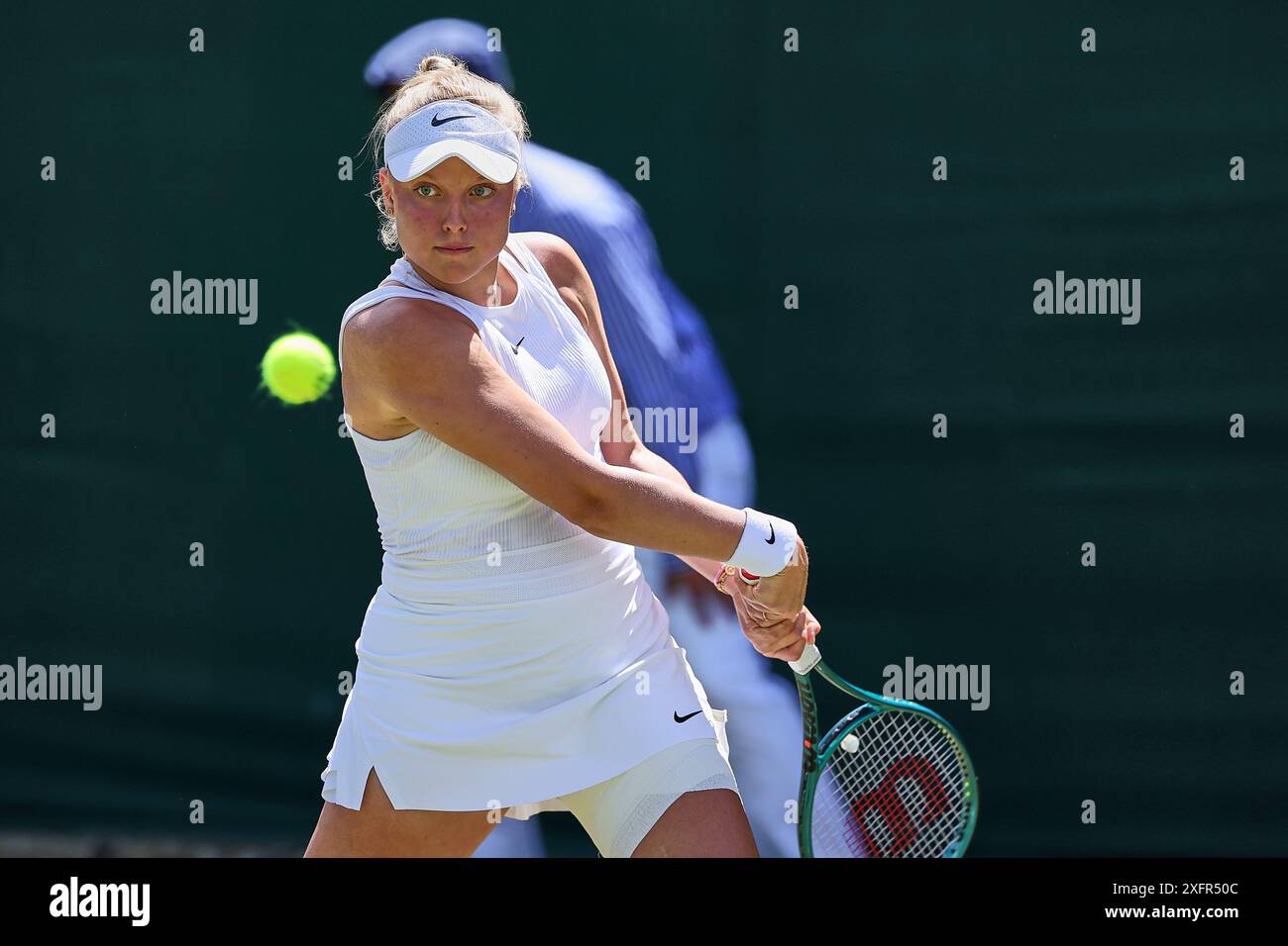 Londra, Londra, Gran Bretagna. 4 luglio 2024. Brenda Fruhvirtova (CZE) torna con il rovescio durante i Campionati di Wimbledon (Credit Image: © Mathias Schulz/ZUMA Press Wire) SOLO PER USO EDITORIALE! Non per USO commerciale! Foto Stock