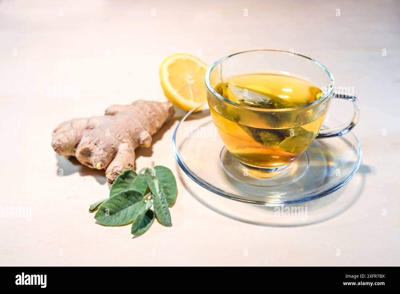 Tè da salvia, zenzero e limone, rimedi casalinghi trattamento contro raffreddori e influenza su sfondo di legno, copia spazio, messa a fuoco selezionata Foto Stock