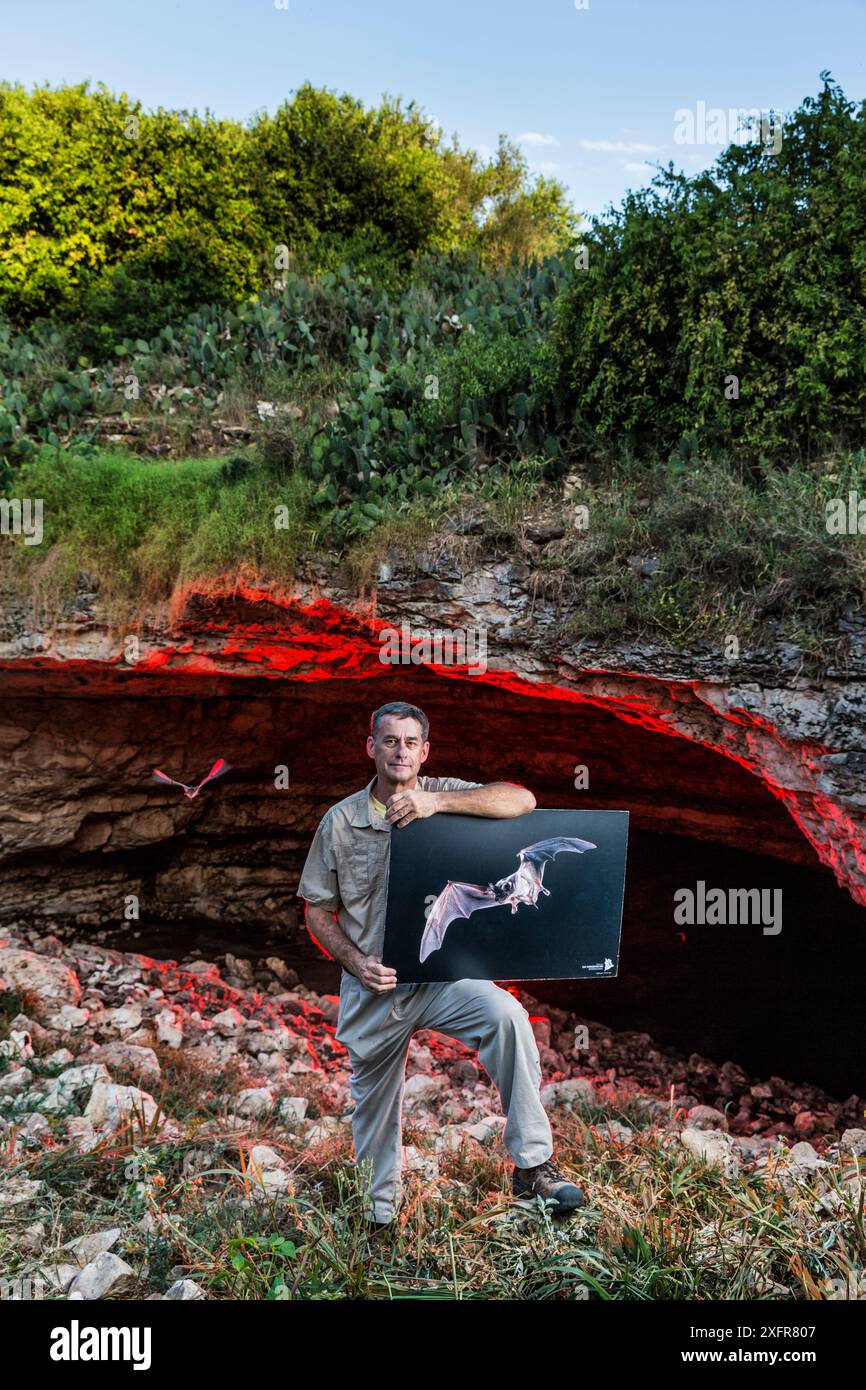 Direttore della Bracken Cave Preserve di Bat Conservation International, in piedi alla foce della Bracken Cave, con uno dei suoi cartelli da insegnamento, Bracken Cave, San Antonio, Texas, USA, luglio 2015. Foto Stock