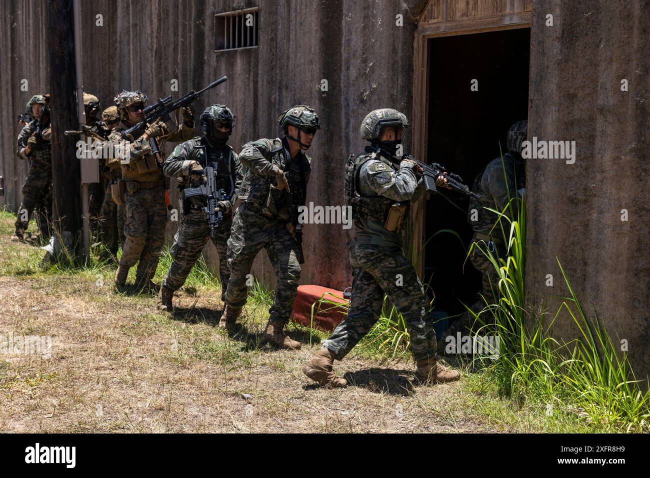 US Marines assegnati alla Bravo Company, Battalion Landing Team 1/5, 15th Marine Expeditionary Unit, e i marines della Repubblica di Corea violano e sgomberano una struttura presso Marine Corps Training area Bellows, Waimanalo, Hawaii, durante l'esercitazione Rim of the Pacific (RIMPAC) 2024, giugno 30. Le due nazioni partner hanno condotto la formazione per migliorare le competenze e aumentare la coesione. Ventinove nazioni, 40 navi di superficie, tre sottomarini, 14 forze terrestri nazionali, più di 150 aerei e 25.000 membri del personale partecipano al RIMPAC nelle e intorno alle isole Hawaii, dal 27 giugno al 1 agosto. La più grande int del mondo Foto Stock