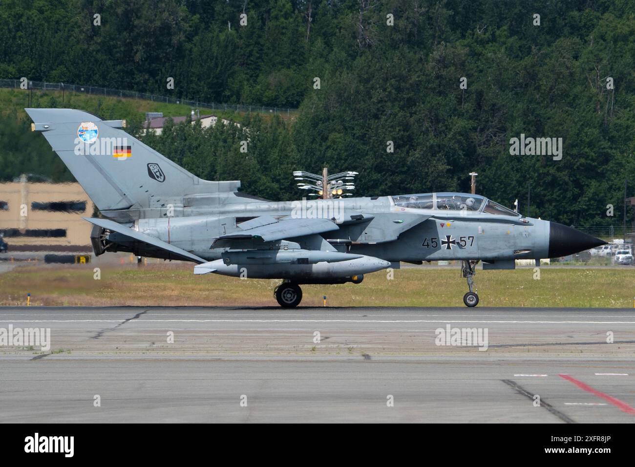 Un PA-200 Tornado dell'aeronautica tedesca atterra alla Joint base Elmendorf-Richardson, durante lo schieramento guidato dall'aeronautica militare tedesca Pacific Skies 24 a JBER, Alaska, 2 luglio 2024. Gli aeromobili e il personale hanno condotto un addestramento al volo di basso livello nell’ambito dello spiegamento. Pacific Skies è una combinazione di diversi esercizi nel teatro Indo-Pacifico in cui le forze aeree tedesche, francesi e spagnole partecipano con le forze statunitensi. (Foto U.S. Air Force di Shelimar Rivera Rosado) Foto Stock