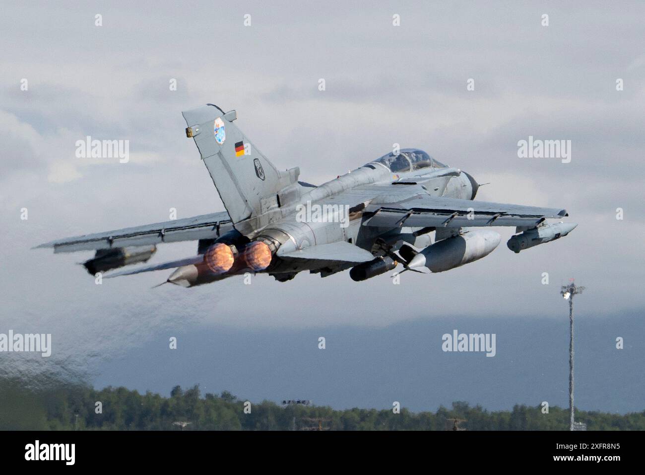 Un PA-200 Tornado dell'aeronautica tedesca decolla dalla Joint base Elmendorf-Richardson, durante lo schieramento guidato dall'aeronautica militare tedesca Pacific Skies 24 a JBER, Alaska, 2 luglio 2024. Gli aeromobili e il personale hanno condotto un addestramento al volo di basso livello nell’ambito dello spiegamento. Pacific Skies è una combinazione di diversi esercizi nel teatro Indo-Pacifico in cui le forze aeree tedesche, francesi e spagnole partecipano con le forze statunitensi. (Foto U.S. Air Force di Shelimar Rivera Rosado) Foto Stock