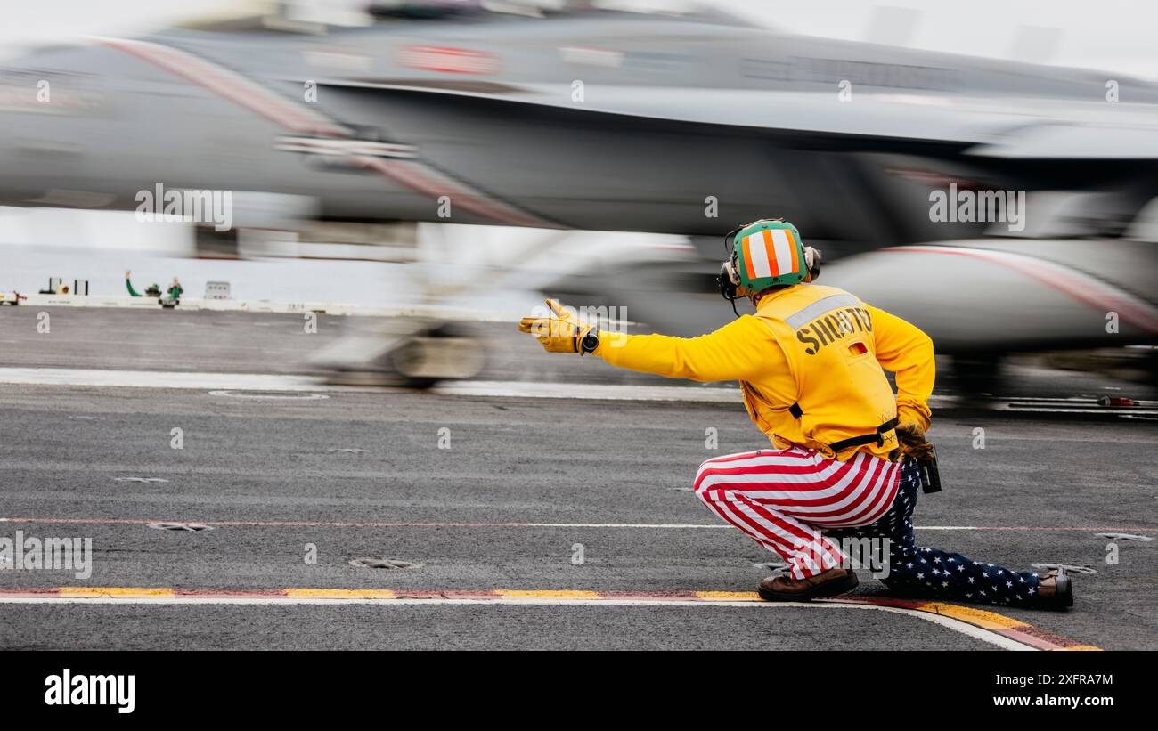 Il tenente David Bailey, di Millersville, Maryland, assegnato alla divisione V-5 del dipartimento aereo, spara un EA-18G Growler fuori dal ponte di volo della portaerei classe Nimitz USS George Washington (CVN 73) mentre era in corso nell'Oceano Pacifico, il 3 luglio 2024. George Washington è schierato come parte del Southern Seas 2024 che cerca di migliorare le capacità, migliorare l'interoperabilità e rafforzare le partnership marittime con i paesi in tutta l'area di responsabilità del Southern Command degli Stati Uniti attraverso scambi e cooperazione congiunti, multinazionali e interagenzie. (Foto della Marina degli Stati Uniti di Mass Communication speci Foto Stock