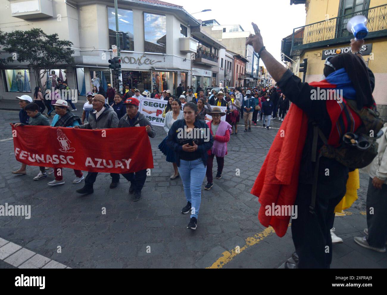 SCIOPERO NAZIONALE CUENCA Cuenca, Ecuador 4 luglio 2024 questo pomeriggio il governo di Daniel Noboa affronta la sua prima mobilitazione nazionale organizzazioni sociali e sindacali, guidate dal fronte Unito dei lavoratori FUT , scendi in strada per protestare contro l'aumento del prezzo della benzina extra ed ecopais foto Boris Romoleroux API SOI CUENCA PARONACIONAL 83e6c58f79a43db25b1db164157332 Copyright: xBORISxROMOLEROUXx Foto Stock