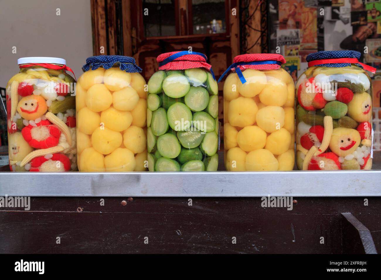 Europa, Romania. Bran. Cibi conservati in vasetti di vetro, mercato all'aperto. Foto Stock