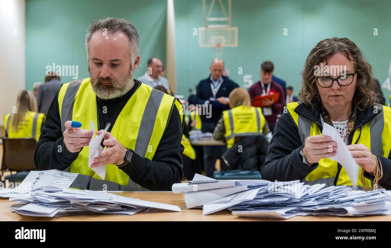 East Lothian, Scozia, Regno Unito, 5 luglio 2024. Conteggio delle elezioni generali: Il conteggio si svolge per selezionare il nuovo deputato per il collegio di Lothian East. Douglas Alexander, ex ministro del governo sotto Blair e Brown, è ampiamente convinto che abbia successo dopo un'assenza di 10 anni dalla politica britannica. Gli altri candidati includono Lyn Jardine (SNP, Scott Hamilton (con), Robert Davies (Reform UK), George Yerevan (Alba) e Shona Macintosh (Green). Nella foto: Il conteggio dei voti continua. Crediti: Sally Anderson/Alamy Live News Foto Stock