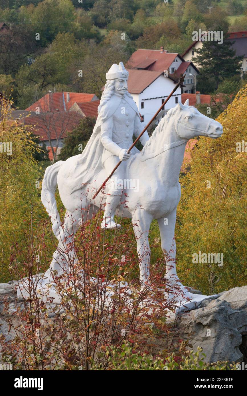 Europa, Romania. Bran. Statua di Vlad III ('l'Impalatore') modello per Dracula 2016-10-15 Foto Stock