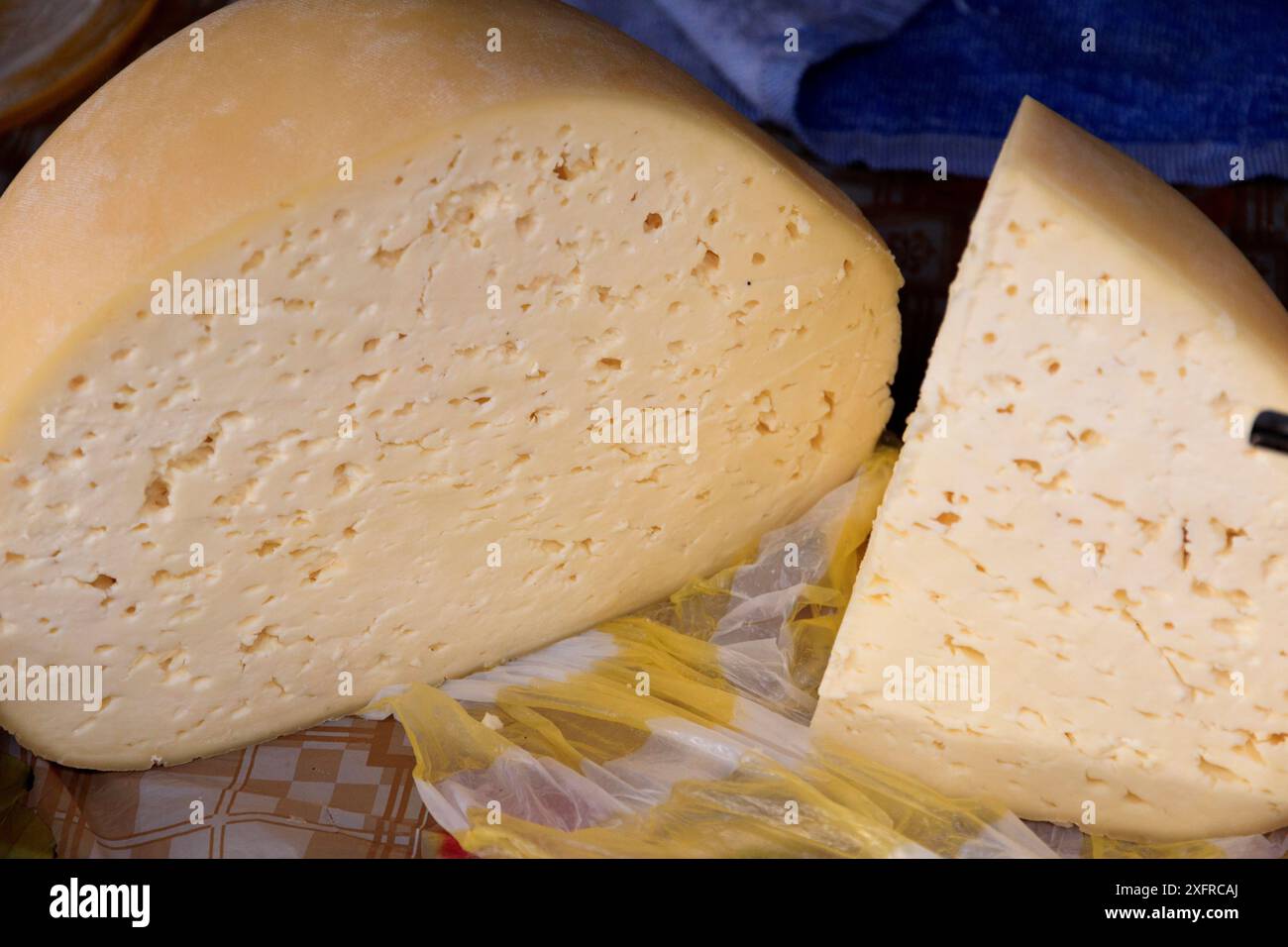 L'Europa, Romania. Maramures Contea. Formaggio. Foto Stock