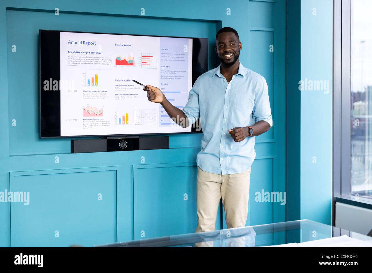 Presentazione del rapporto annuale, uomo che punta sullo schermo con grafici in ufficio moderno Foto Stock