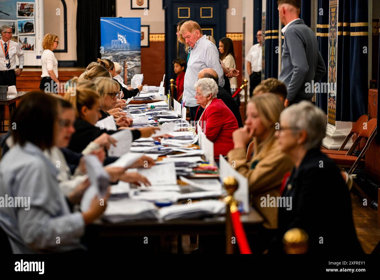 Contando durante le elezioni generali il collegio di Count for the Great Grimsby and Cleethorpes Borough e il collegio di Brigg and Immingham County, tenuto a Grimsby Town Hall, Grimsby, Regno Unito. 4 luglio 2024. Foto di Jon Corken Alamy Live News Foto Stock