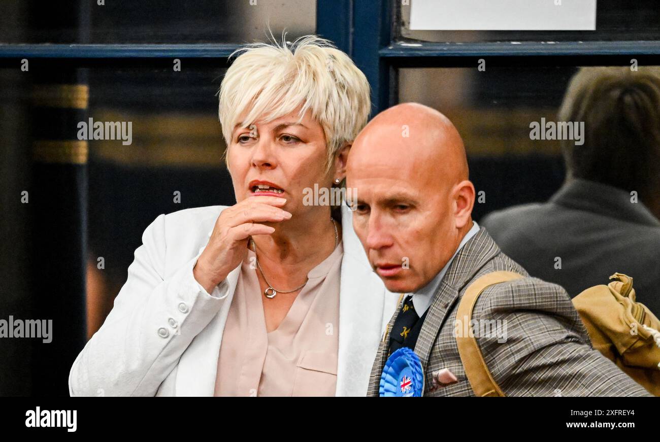 Lia Nice, candidata conservatrice per il Great Grimsby and Cleethorpes Borough, durante le elezioni generali Count for the Great Grimsby and Cleethorpes Borough e Brigg and Immingham County, tenutesi a Grimsby Town Hall, Grimsby, Regno Unito. 4 luglio 2024. Foto di Jon Corken Alamy Live News Foto Stock