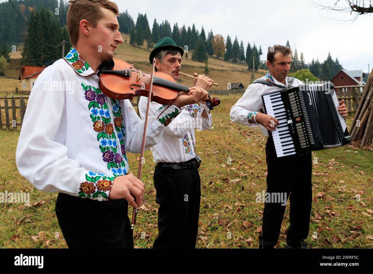 Europa, Romania. Moldovita. Musicisti e ballerini del villaggio e mecenati della caffetteria locale. Gruppo musicale. 2016-10-22 Foto Stock
