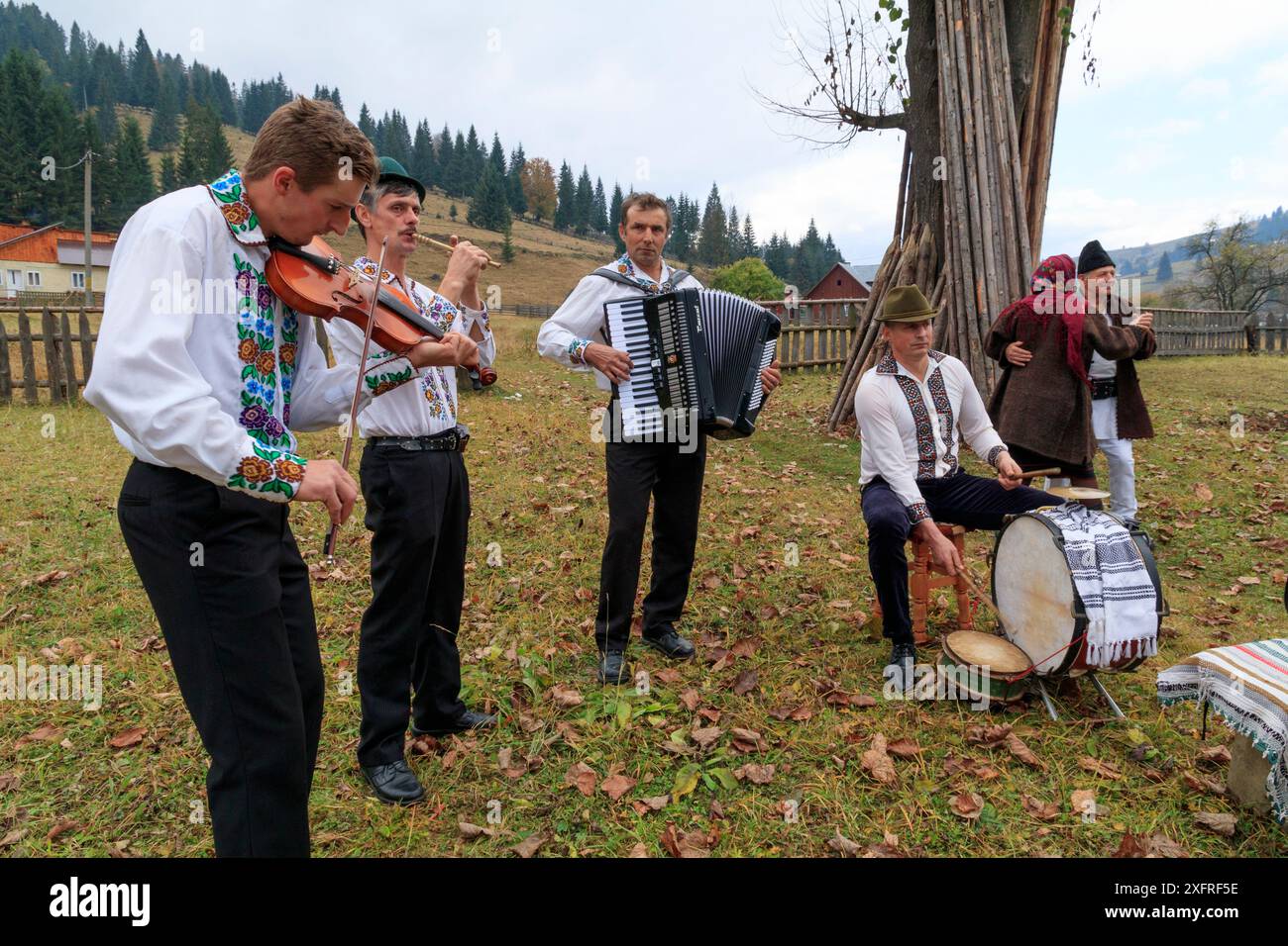 Europa, Romania. Moldovita. Musicisti e ballerini del villaggio e mecenati della caffetteria locale. Gruppo musicale. 2016-10-22 Foto Stock