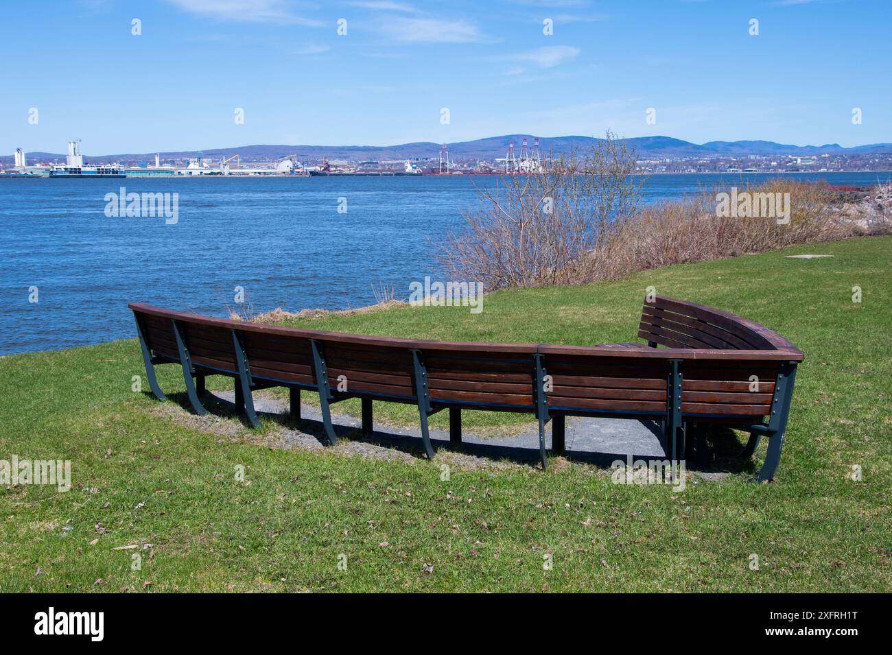 Panchina a forma di prua di una barca al parco Quai Paquet di Levis, Quebec, Canada Foto Stock