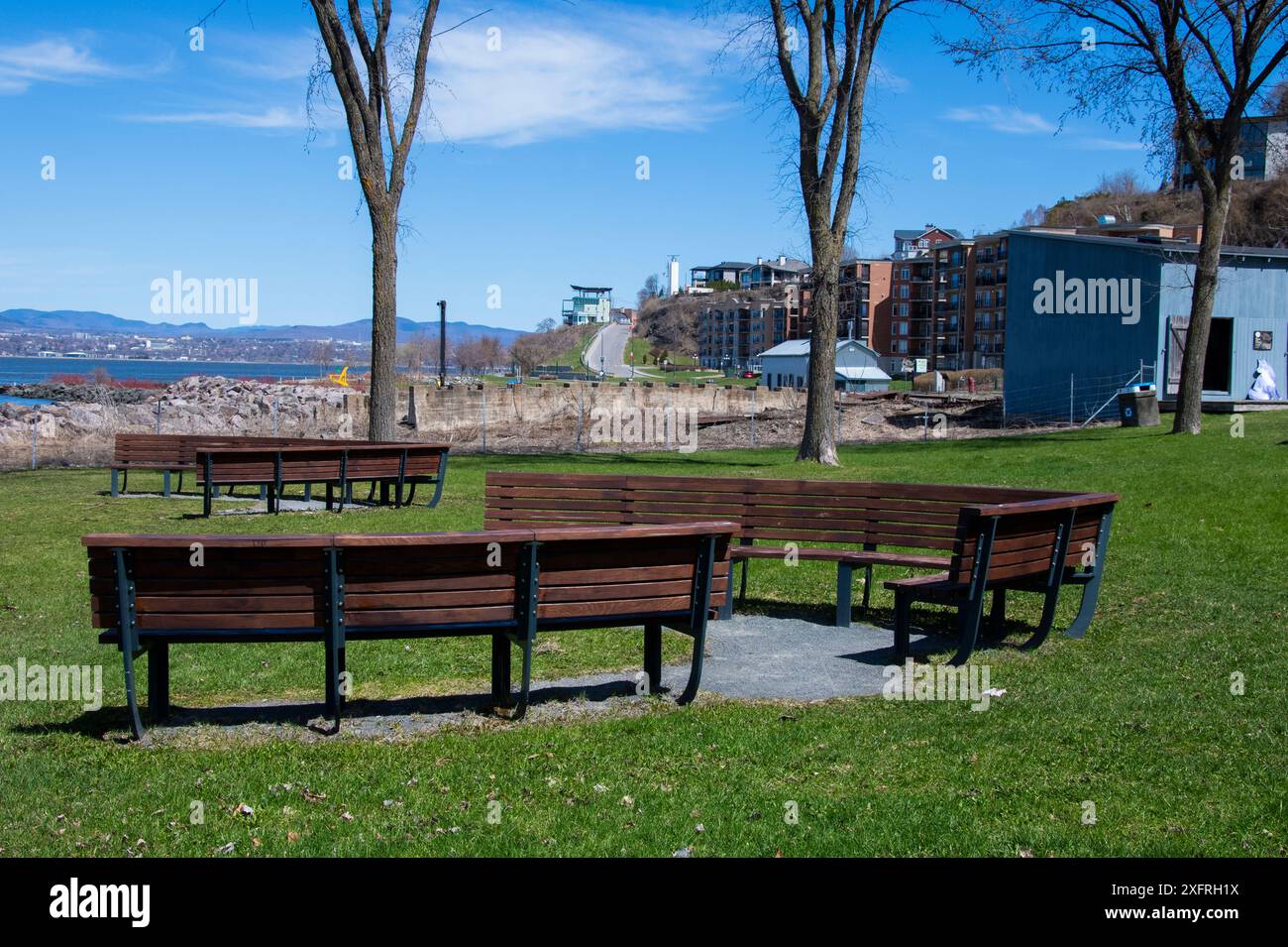 Panchina a forma di prua di una barca al parco Quai Paquet di Levis, Quebec, Canada Foto Stock