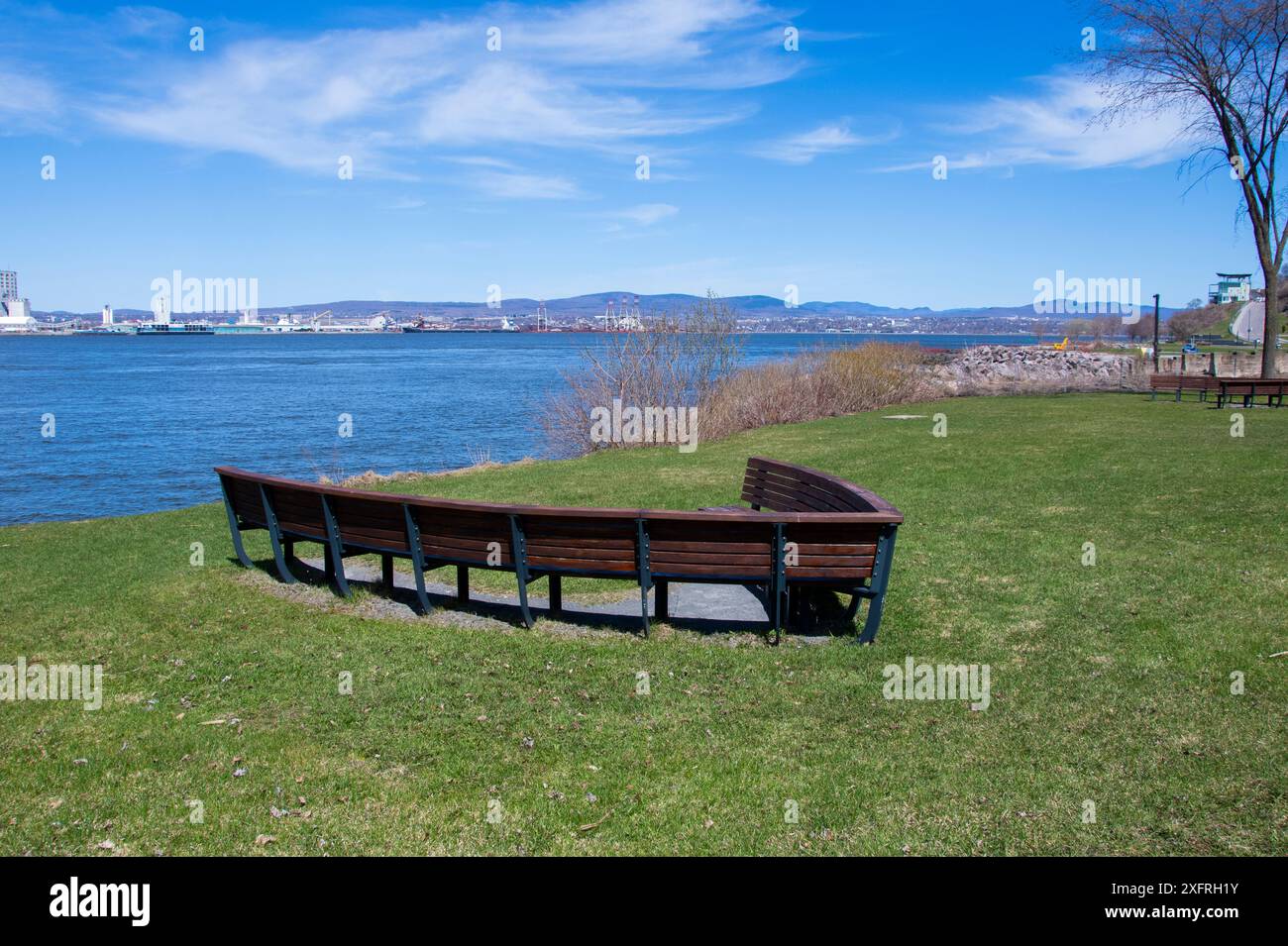 Panchina a forma di prua di una barca al parco Quai Paquet di Levis, Quebec, Canada Foto Stock