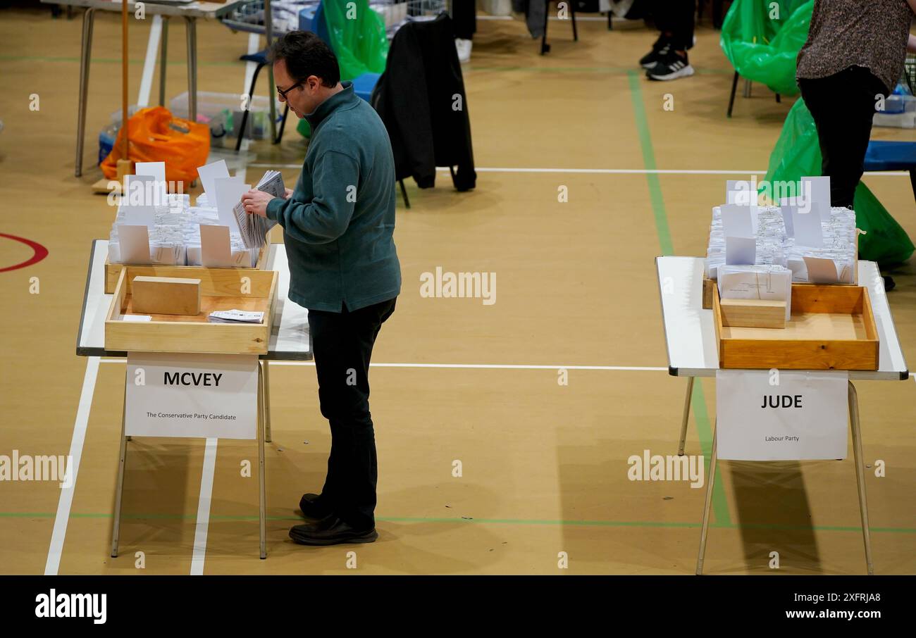 Le schede elettorali sono verificate al Macclesfield Leisure Centre, nel Cheshire, durante il conteggio per il collegio di Tatton alle elezioni generali del 2024. Data foto: Venerdì 5 luglio 2024. Foto Stock