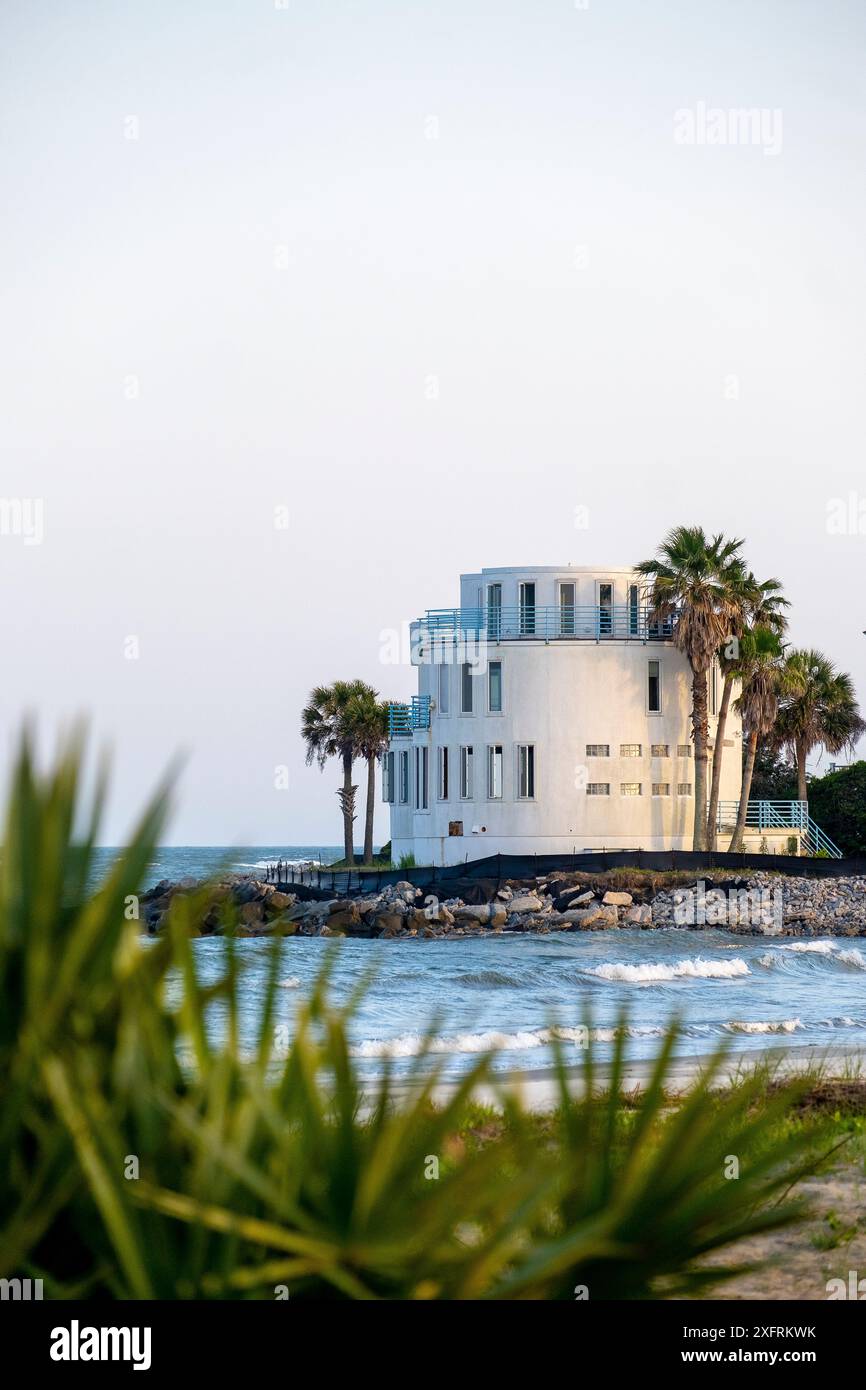 Storica casa di "torta nuziale" al 3209 di Marshall Boulevard, Sullivans Island, South Carolina, due giorni prima che venisse demolita per un nuovo sviluppo Foto Stock