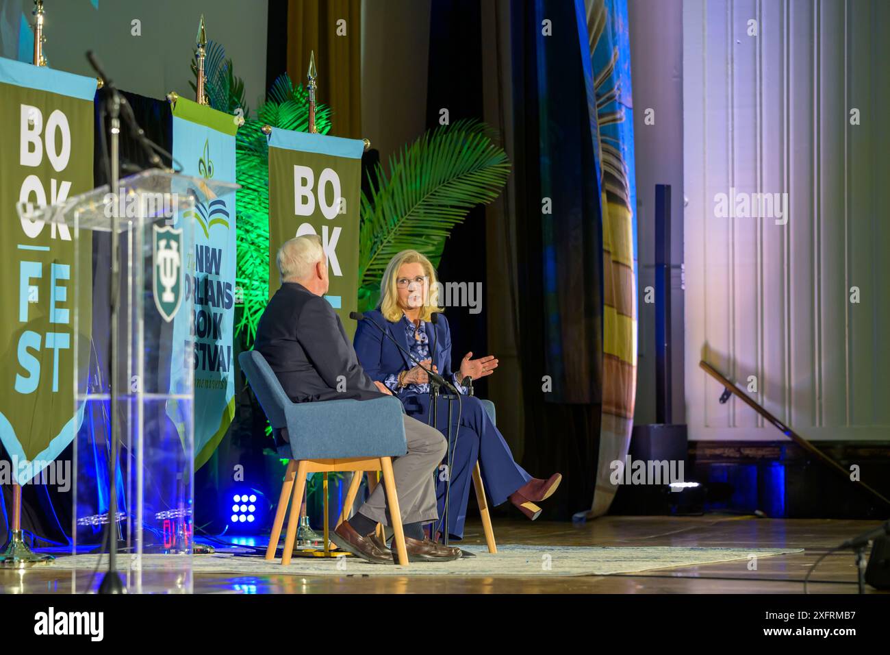 NEW ORLEANS, LOUISIANA, USA - 15 MARZO 2024: Vista dal palco a sinistra mentre Walter Isaacson intervista Liz Cheney al New Orleans Book Festival alla Tulane University Foto Stock