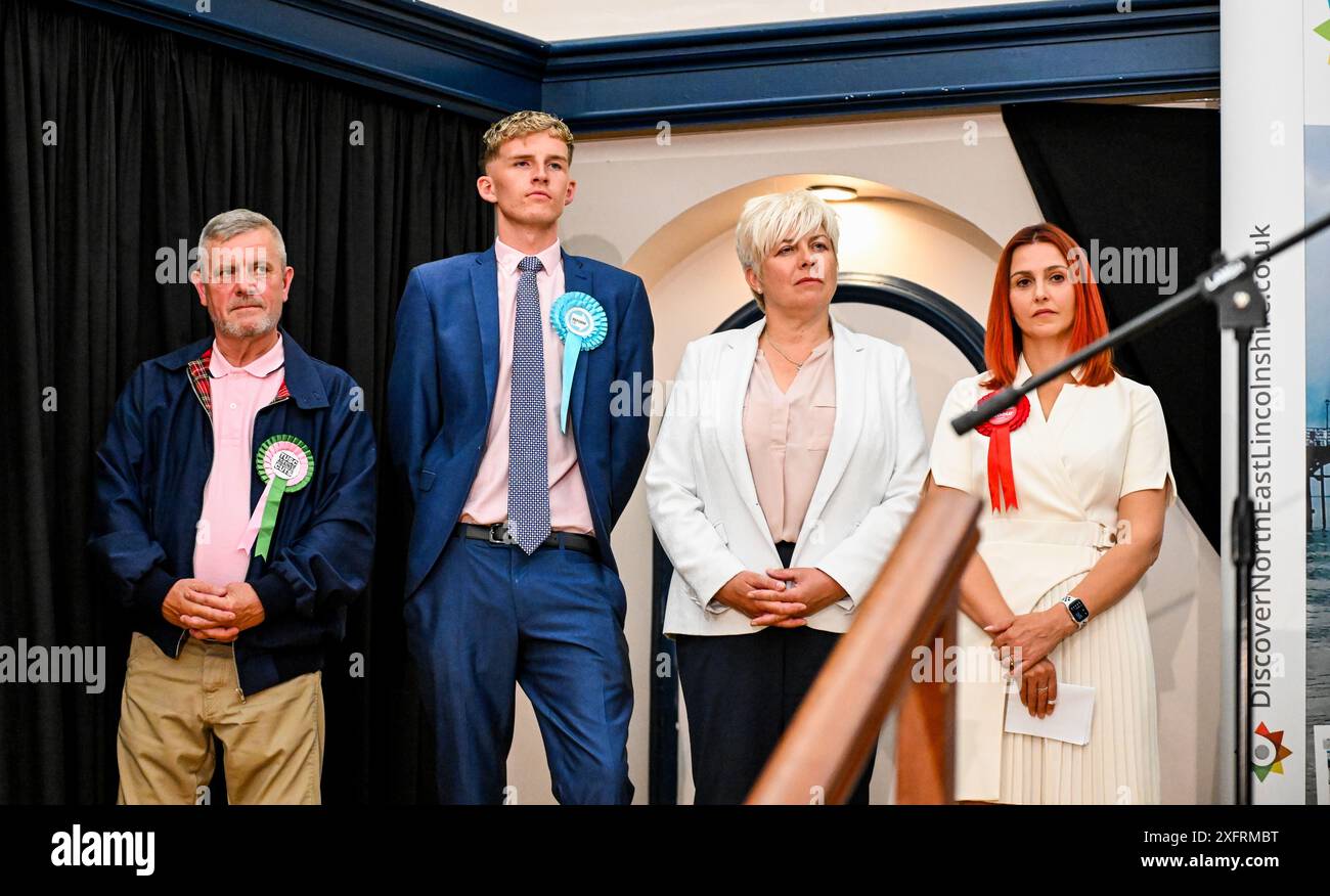 Melanie Onn, candidata laburista per il Great Grimsby and Cleethorpes Borough, a destra, vince durante le elezioni generali Count for the Great Grimsby and Cleethorpes Borough e Brigg and Immingham County, tenutesi a Grimsby Town Hall, Grimsby, Regno Unito. Inoltre, da sinistra, ed Fraser, Green Party, Oliver Freeston, riforma, Lia Nice, conservatrice. 4 luglio 2024. Foto di Jon Corken/Alamy Live News Foto Stock