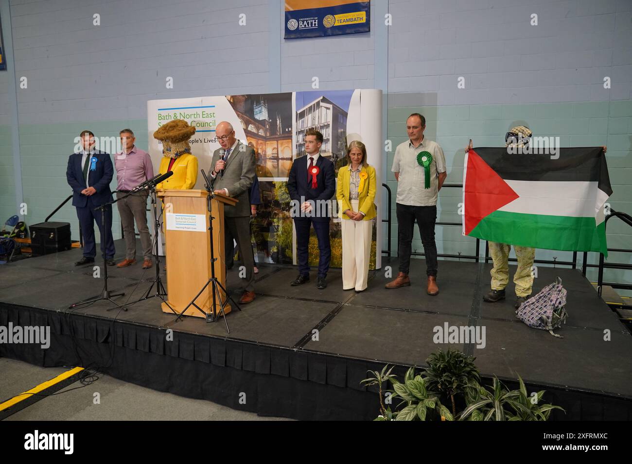 Un candidato detiene una bandiera palestinese come i risultati sono annunciati per il collegio di Bath nelle elezioni generali del 2024, allo Sports Training Village, Università di Bath, nel Somerset. Data foto: Venerdì 5 luglio 2024. Foto Stock