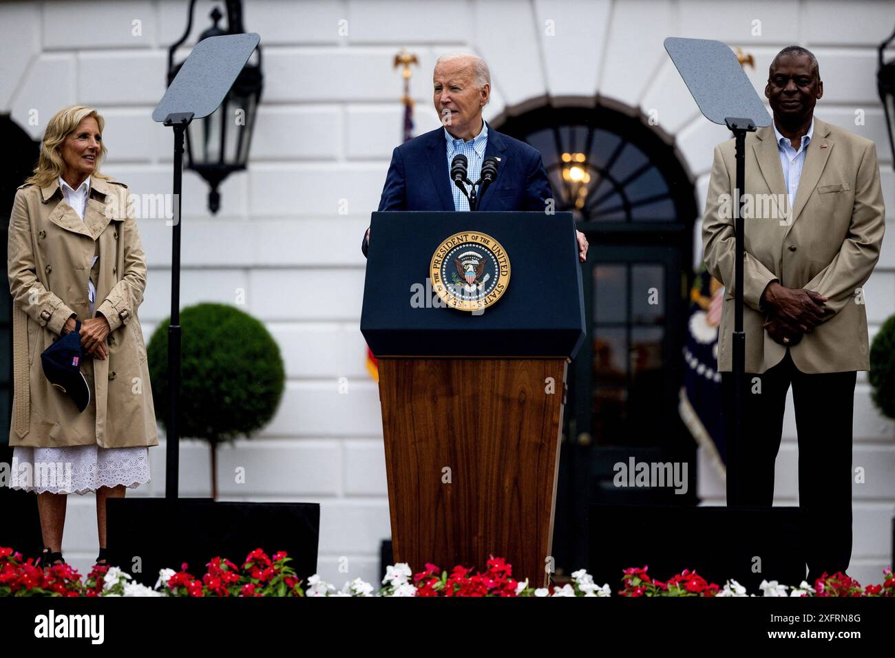 Washington, Stati Uniti. 4 luglio 2024. La First Lady statunitense Jill Biden, di sinistra, il presidente Joe Biden, e Lloyd Austin, segretario della difesa degli Stati Uniti, durante un barbecue con i militari in servizio attivo e le loro famiglie sul South Grounds della Casa Bianca a Washington, DC, USA, giovedì 4 luglio, 2024. la campagna di rielezione di Biden zoppicò nella festa del giorno dell'indipendenza, esaurita da una settimana di artiglio in carica per mantenere il suo controllo sulla nomina del suo partito. Foto di Tierney L. Cross/Pool/ABACAPRESS. COM credito: Abaca Press/Alamy Live News Foto Stock