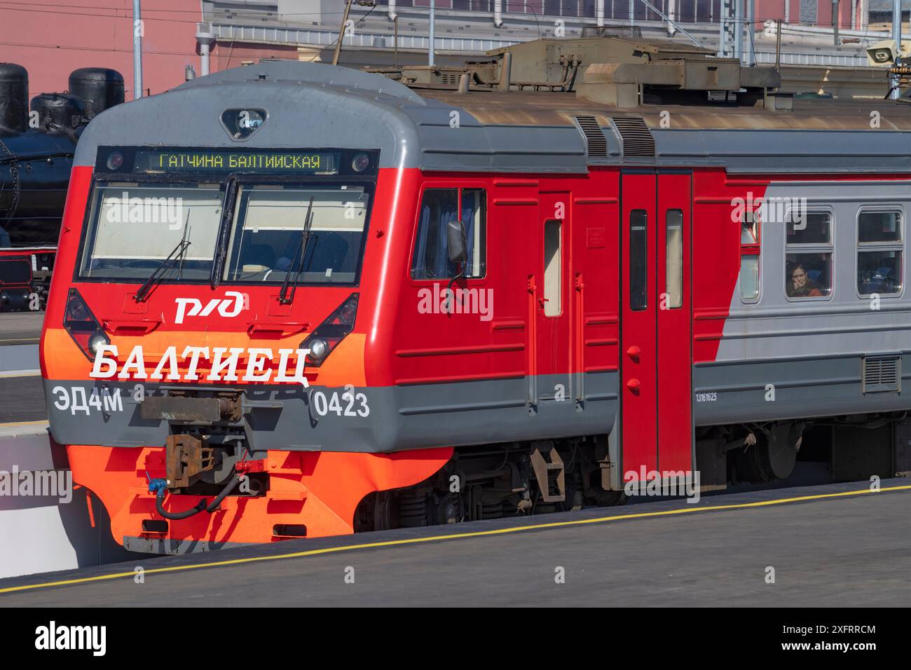 ST. PIETROBURGO, RUSSIA - 27 AGOSTO 2023: Primo piano del treno elettrico ED4M-0423 "Baltiets". Stazione Baltica Foto Stock