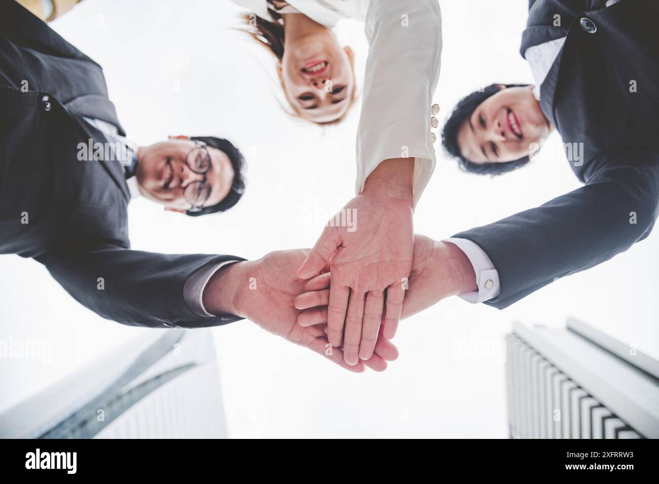 Partner Business Trust Teamwork Partnership. Appaltatore del settore - prima missione di vendita. Gruppo di incontri del team di missione di People Fist Bump ha Foto Stock