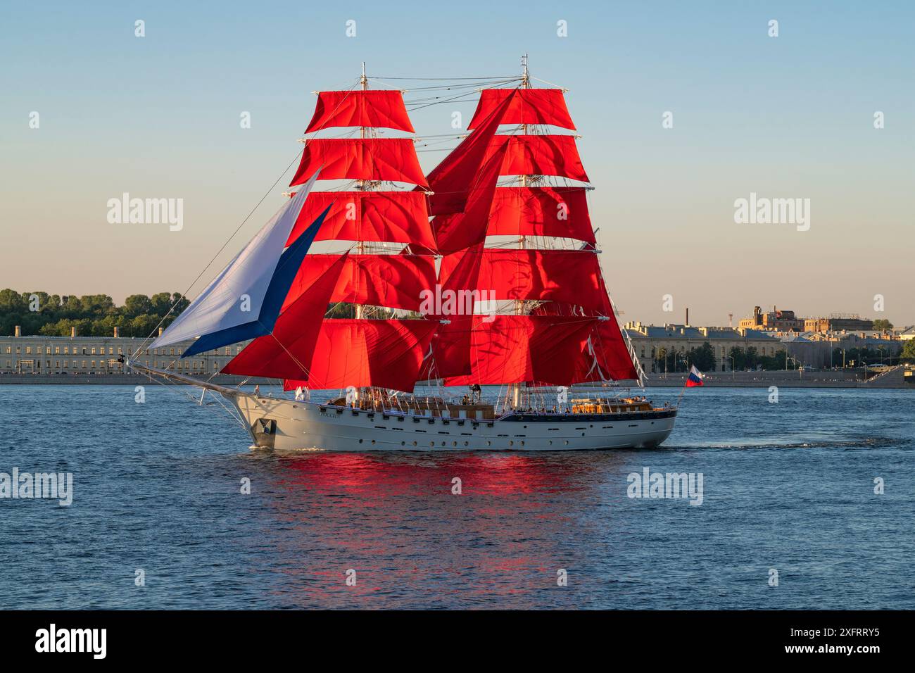 SAN PIETROBURGO, RUSSIA - 27 GIUGNO 2024: Il bricco "Russia" partecipa alla festa annuale dei laureati "Scarlet Sails" nelle acque a Foto Stock