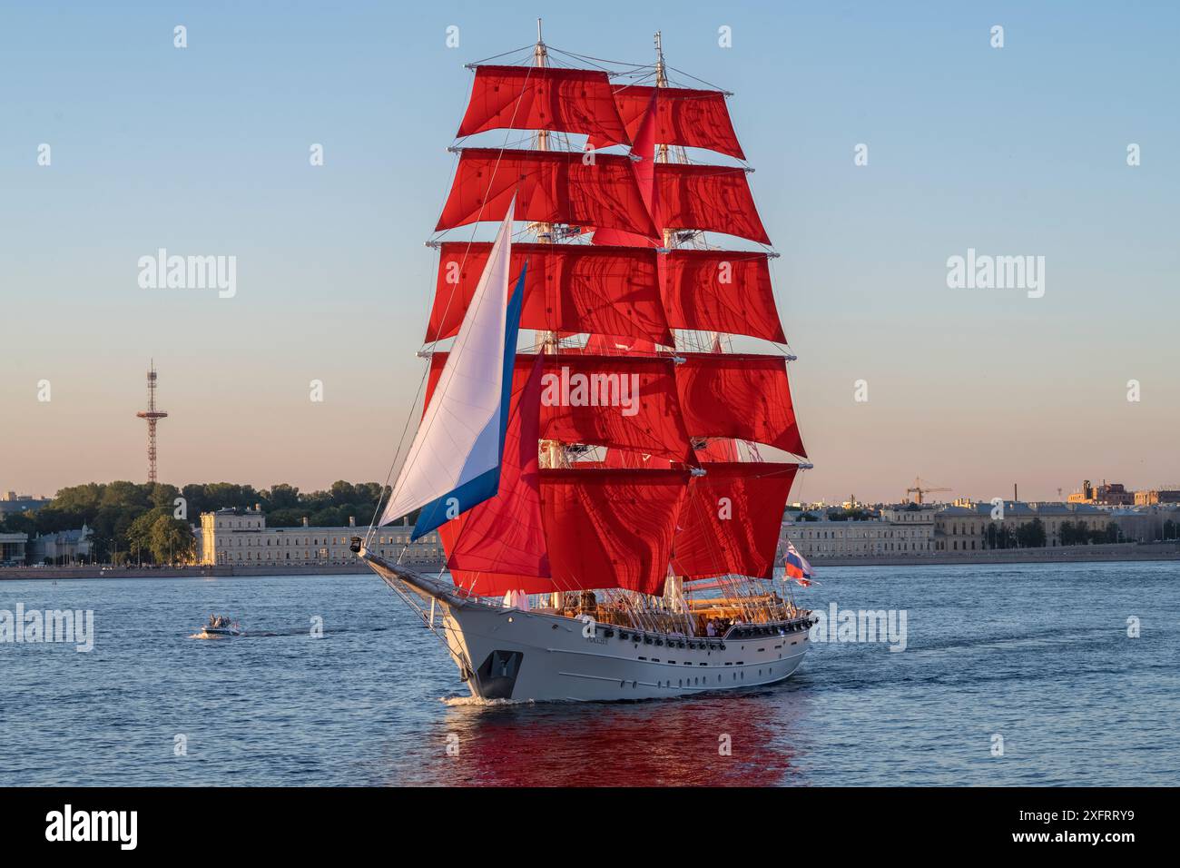 ST. PIETROBURGO, RUSSIA - 27 GIUGNO 2024: Brig 'Russia' alla prova della vacanza dei laureati 'Scarlet Sails-2024' in una serata di sole Foto Stock