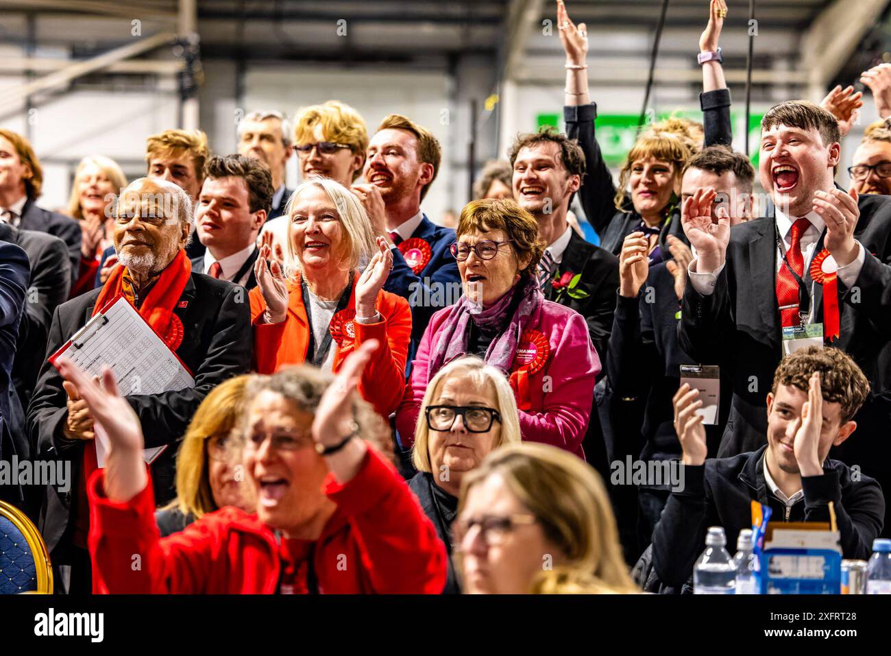 Edimburgo, Regno Unito. 5 luglio 2024 nella foto: I sostenitori del lavoro festeggiano al conteggio di Edimburgo per le elezioni generali del Parlamento britannico. Il conteggio per le cinque circoscrizioni parlamentari di Edimburgo per le elezioni generali del 2024 si svolge presso il Royal Highland Centre alla periferia di Edimburgo. Crediti: Rich Dyson/Alamy Live News Foto Stock