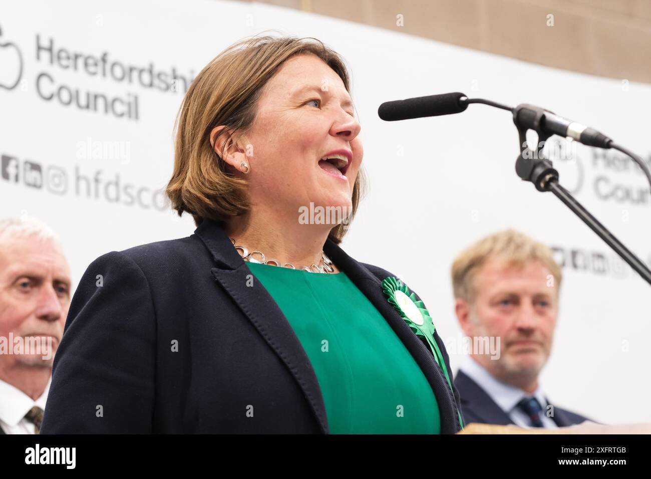 Hereford, Herefordshire, Regno Unito – venerdì 4 luglio 2024 – Ellie Chowns la candidata del Partito Verde fa il suo discorso di accettazione essendo stata eletta deputato per North Herefordshire – foto Steven May / Alamy Live News Foto Stock