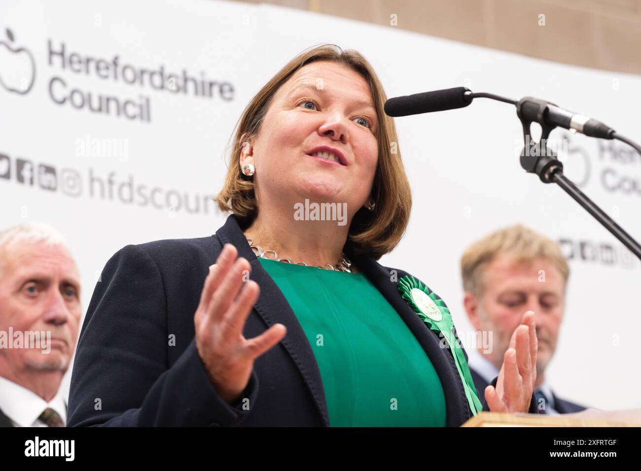 Hereford, Herefordshire, Regno Unito – venerdì 4 luglio 2024 – Ellie Chowns la candidata del Partito Verde fa il suo discorso di accettazione essendo stata eletta deputato per North Herefordshire – foto Steven May / Alamy Live News Foto Stock