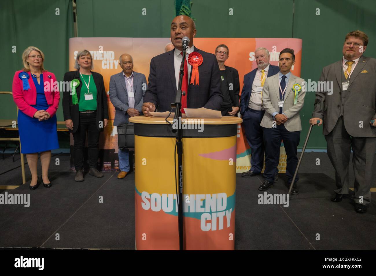 Southend on Sea, Regno Unito. 4 luglio 2024. David Edmund Burton-Sampson, Partito Laburista, vince Southend West e Leigh per il Partito Laburista. Southend West è un collegio elettorale della camera dei comuni del Parlamento britannico. Il seggio è attualmente detenuto da Anna Firth che ha vinto le elezioni suppletive del 2022, in seguito all'omicidio del deputato in carica, David Amess. Penelope Barritt/Alamy Live News Foto Stock