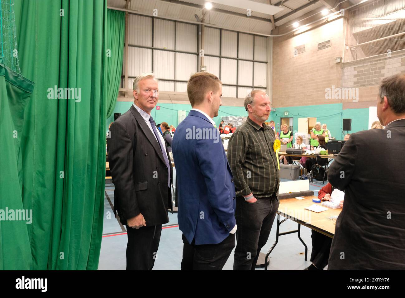 Hereford, Herefordshire, Regno Unito – venerdì 4 luglio 2024 – elezioni generali contando a Hereford UK – Bill Wiggin ( a sinistra ) il candidato conservatore ed ex deputato dal 2001 nel North Herefordshire al conteggio delle elezioni - Photo Steven May / Alamy Live News Foto Stock