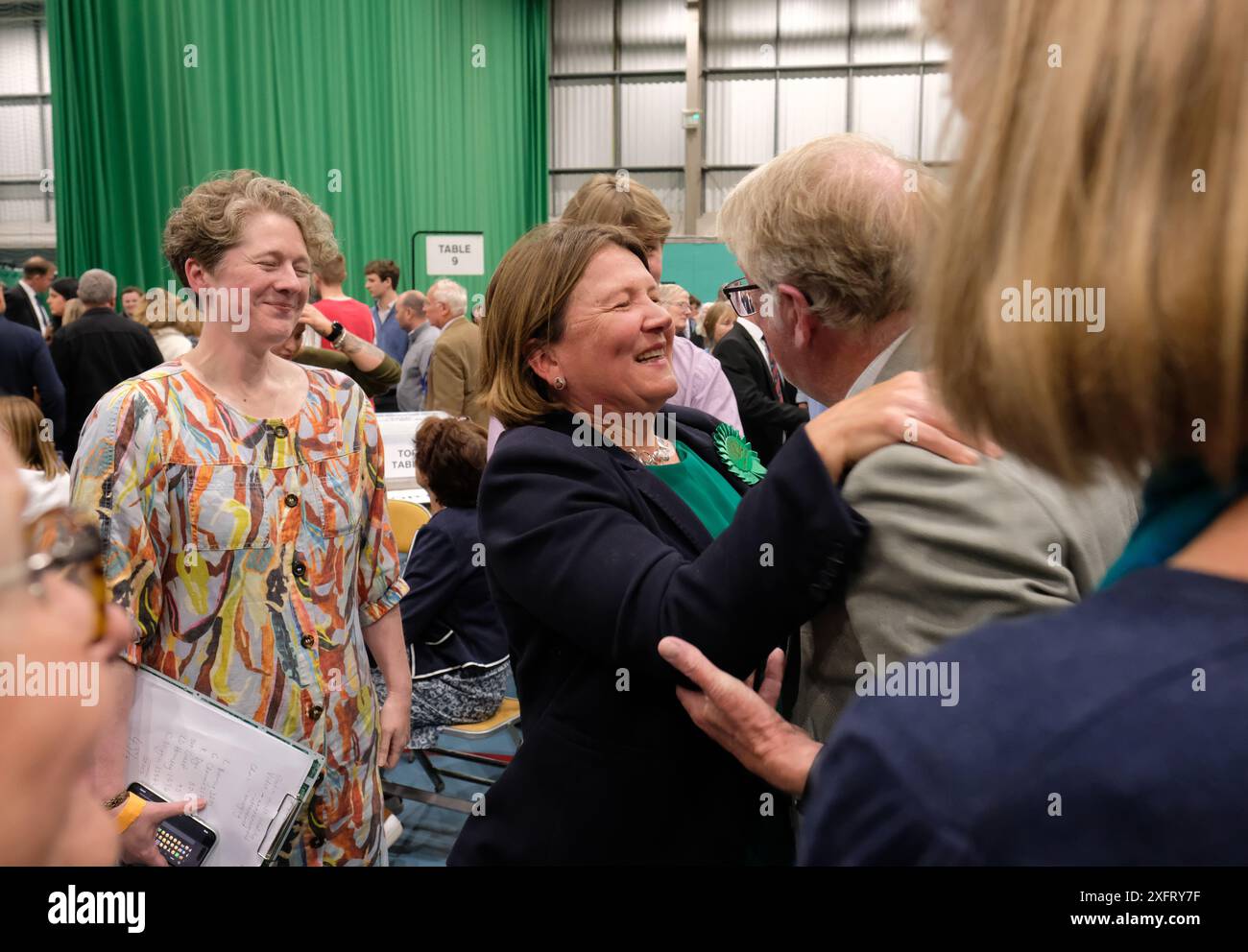 Hereford, Herefordshire, Regno Unito – venerdì 4 luglio 2024 – Ellie Chowns la candidata del Partito dei Verdi riceve le congratulazioni dai suoi sostenitori in quanto viene eletta deputato per North Herefordshire – Photo Steven May / Alamy Live News Foto Stock